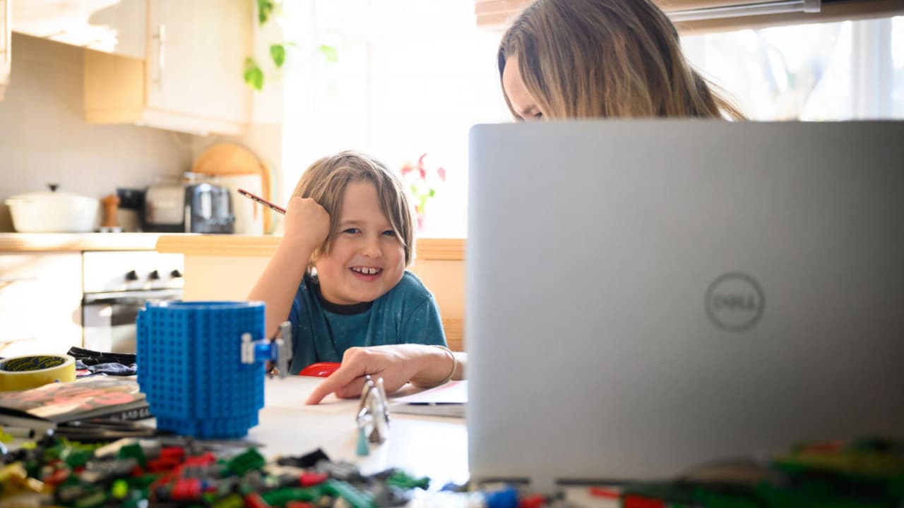 ¿Cuál es la importancia de hablar con nuestros hijos sobre la sexualidad y cómo podemos hacerlo?