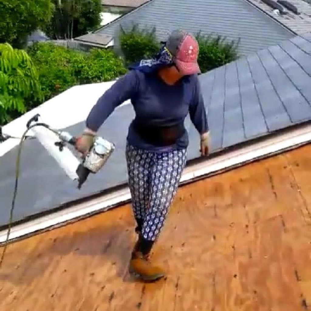 La suerte hizo lo suyo y la seleccionada fue Lilia Chávez, una mujer trabajadora que enterneció a nuestra conductora cuando conoció su lucha constante en la vida: “Su nombre Lilia Chávez. Allí la están viendo encima de un techo porque así se gana la vida. ¡Arreglando techos! Un trabajo que puede ser peligroso y que le costó conseguir porque decían que ella no podía hacerlo ya que es “un trabajo para hombres”. Ella nunca acepta un no como respuesta y a pesar del miedo siempre sigue a delante.