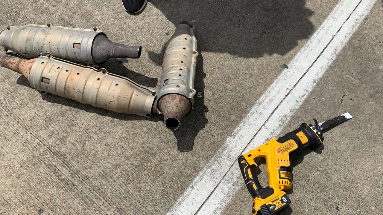 Aunque parezca una recomendación que apela al sentido común, en realidad no lo es tanto. Los ladrones suelen aprovechar la oscuridad para cometer este delito, por lo que es importante encontrar zonas seguras y bien iluminadas para hacerlo.