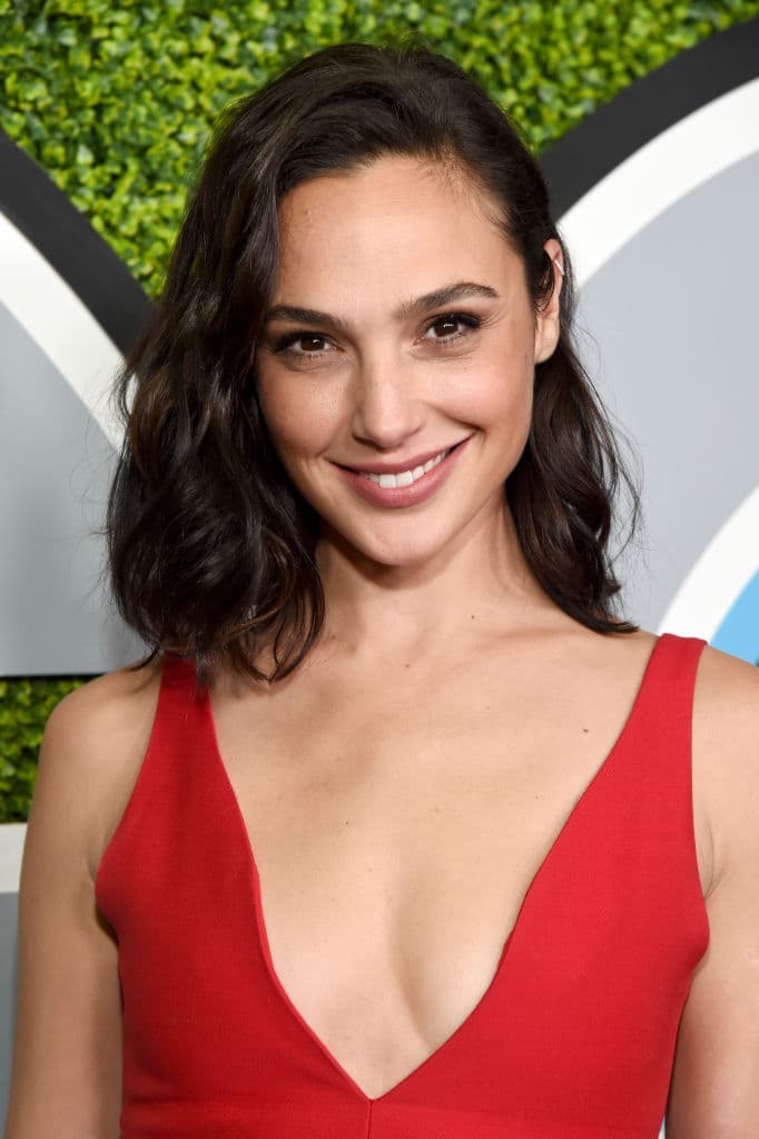 <b>Gal Gadot </b>
<br>
<a href="https://www.univision.com/famosos/gal-gadot-nos-presenta-la-historia-de-seis-mujeres-que-estan-cambiando-al-mundo-en-su-nuevo-documental-video">La actriz</a> protagoniza a lado de Ryan Reynolds y Dwayne Johnson la película de acción de Netflix ‘Red Notice’, gracias a la cual obtuvo 20 millones de dólares.