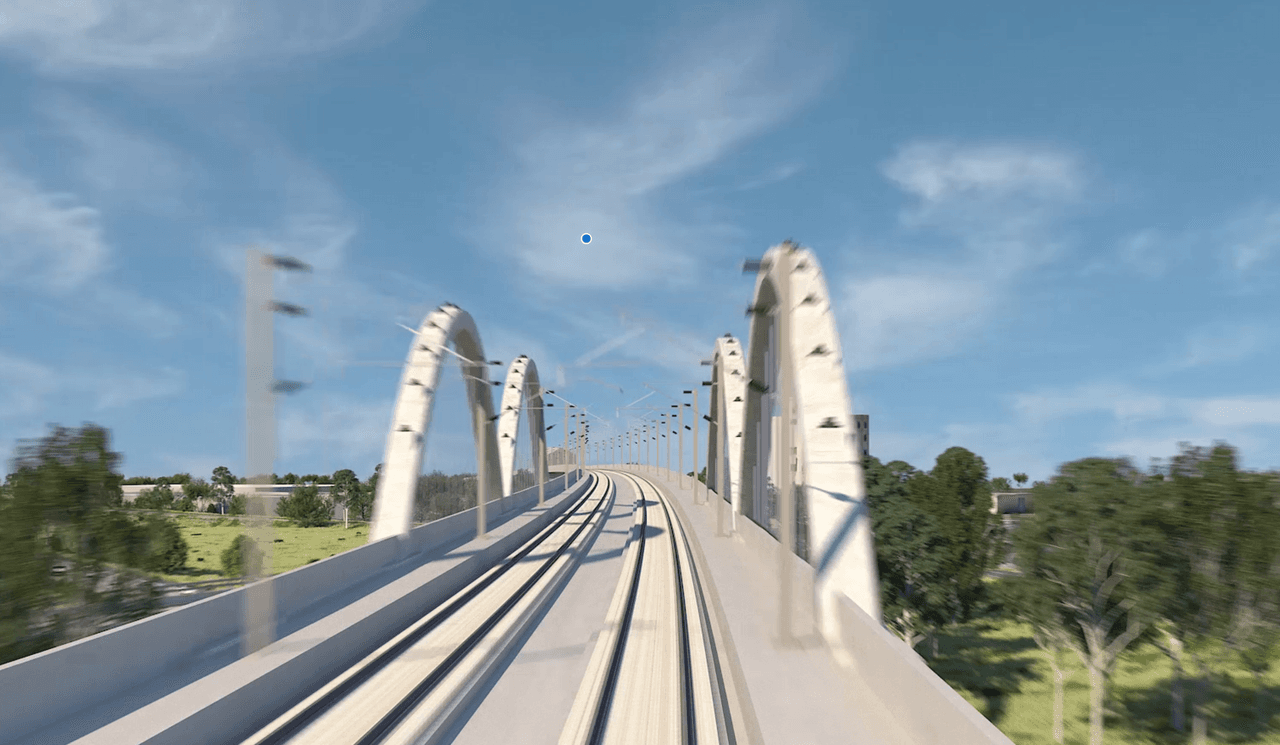 La obra que se encuentra en su etapa inicial dio el vamos en el 2015, pero debido a modificaciones presupuestarias, el proyecto sufrió retrasos en su planificación, y 
<b>el primer tramo que comprende entre Bakersfield y Fresno recién presenta <a href="https://www.youtube.com/watch?v=tPsnfdQBvpk" target="_blank">avances significativos en su estructura</a>. </b>
<br>
<br>La imagen muestra una simulación de lo que será el viaducto que cruzará sobre la avenida Cedar, en Fresno.