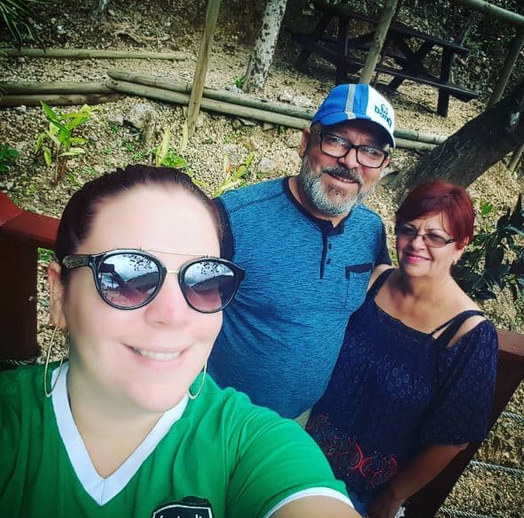 Pasar tiempo con sus padres es algo que le llena el alma y presume en las redes el tiempo que pasa junto a ellos.