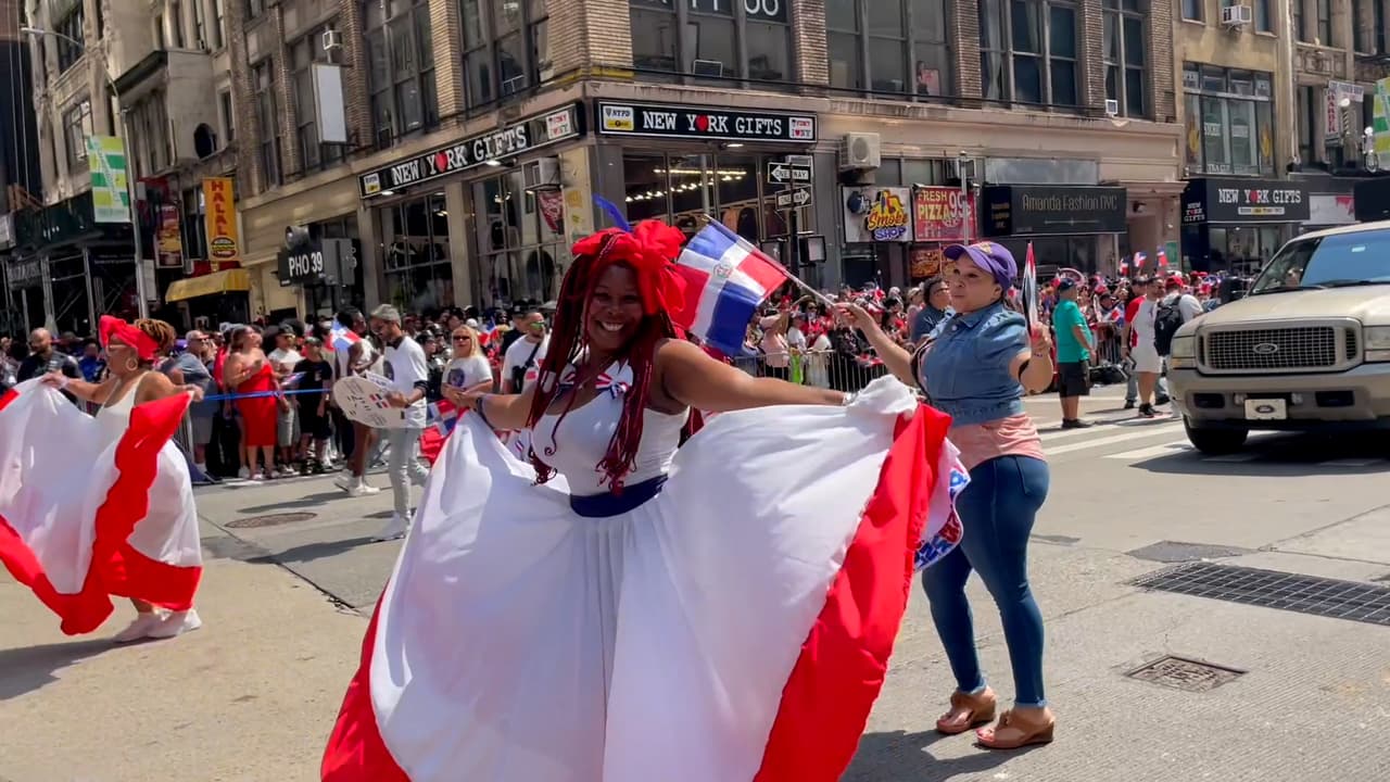Hay casi un millón de dominicanos viviendo en Nueva York y miles de ellos celebraron el domingo su cultura con este desfile anual.
<br>