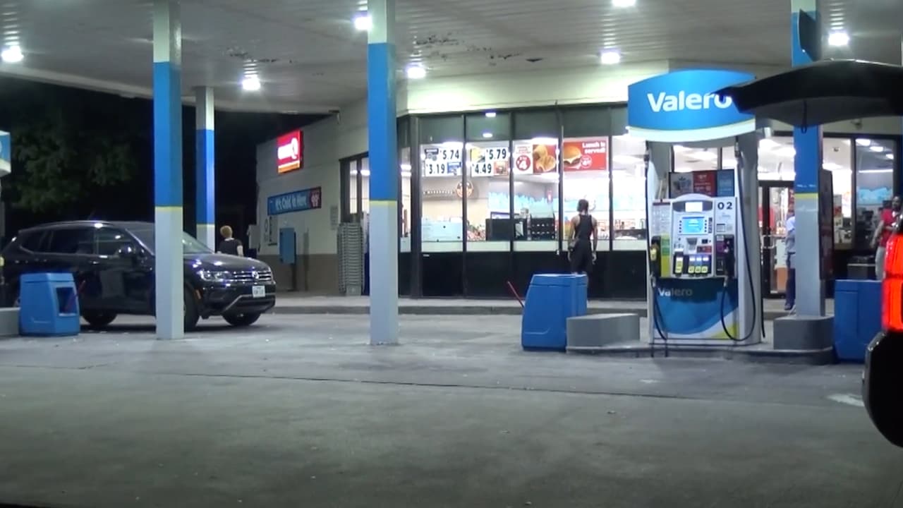 El encargado del establecimiento fue baleado en la pierna, fue trasladado a un hospital en condición estable, agregaron las autoridades.