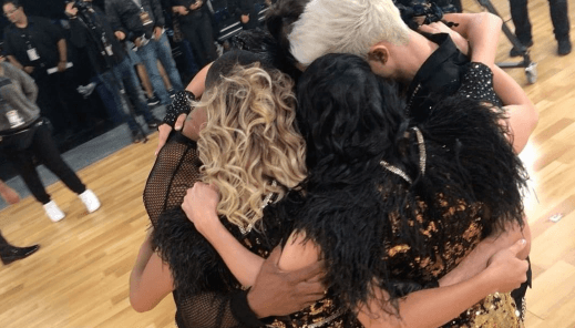 Ana y sus compañeros de baile dedicaron una oración, instantes antes de salir al escenario.