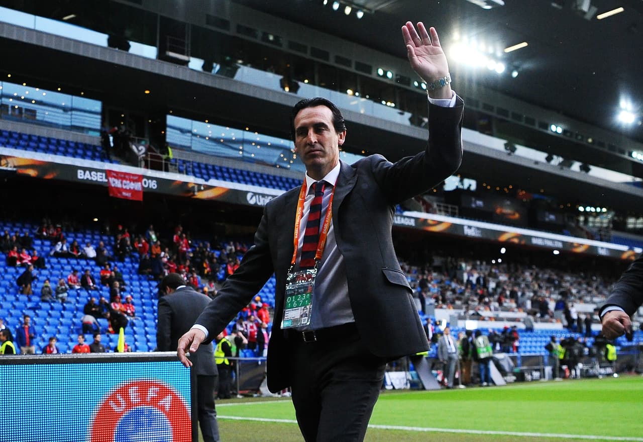 El entrenador del Sevilla saludaba a los fanáticos que acudieron al estadio a apoya ra su equipo.