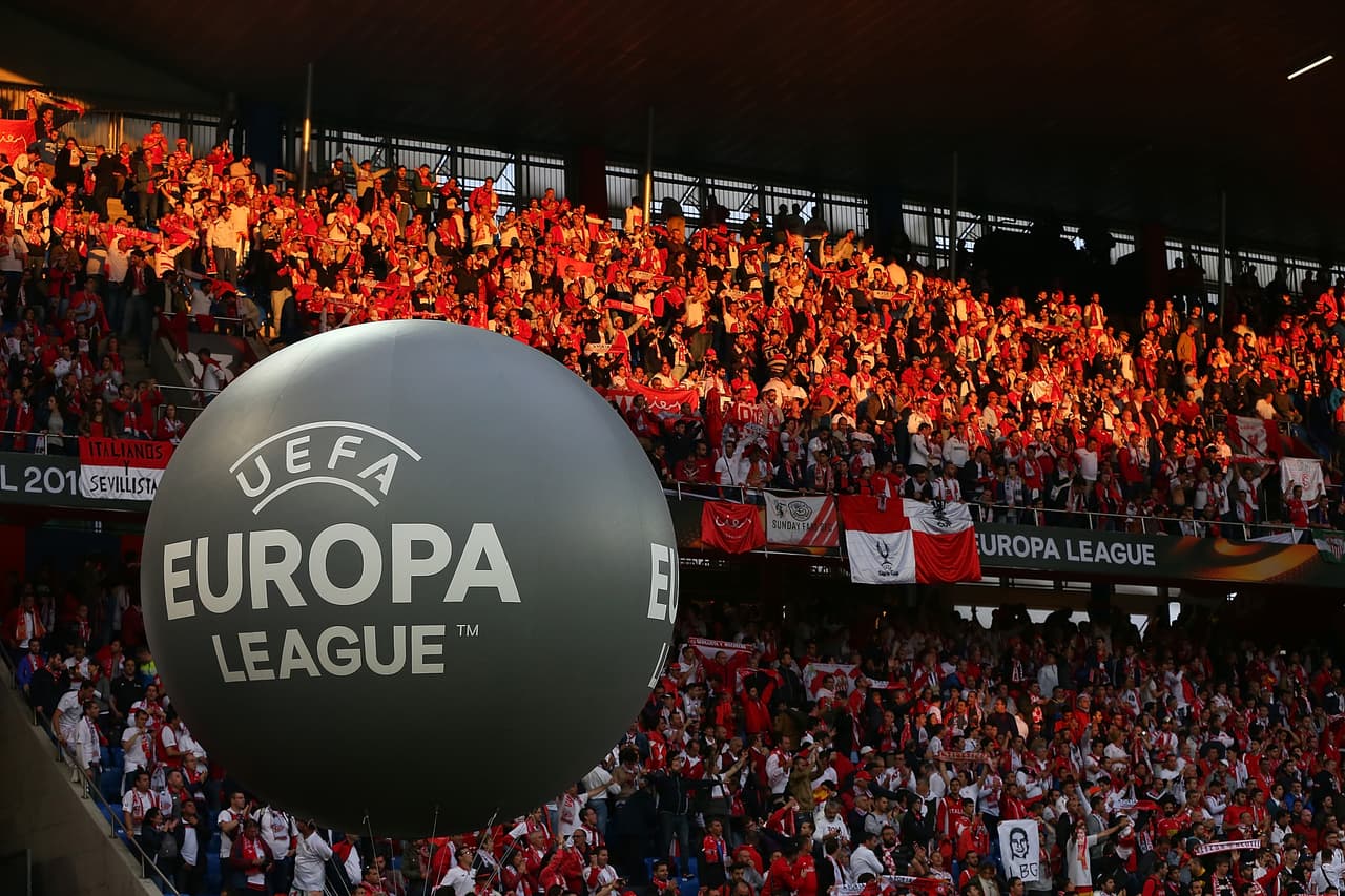 La Final de la Liga Europa estaba a minutos de dar inicio, mientras los aficionados tomaban sus lugares en el estadio.