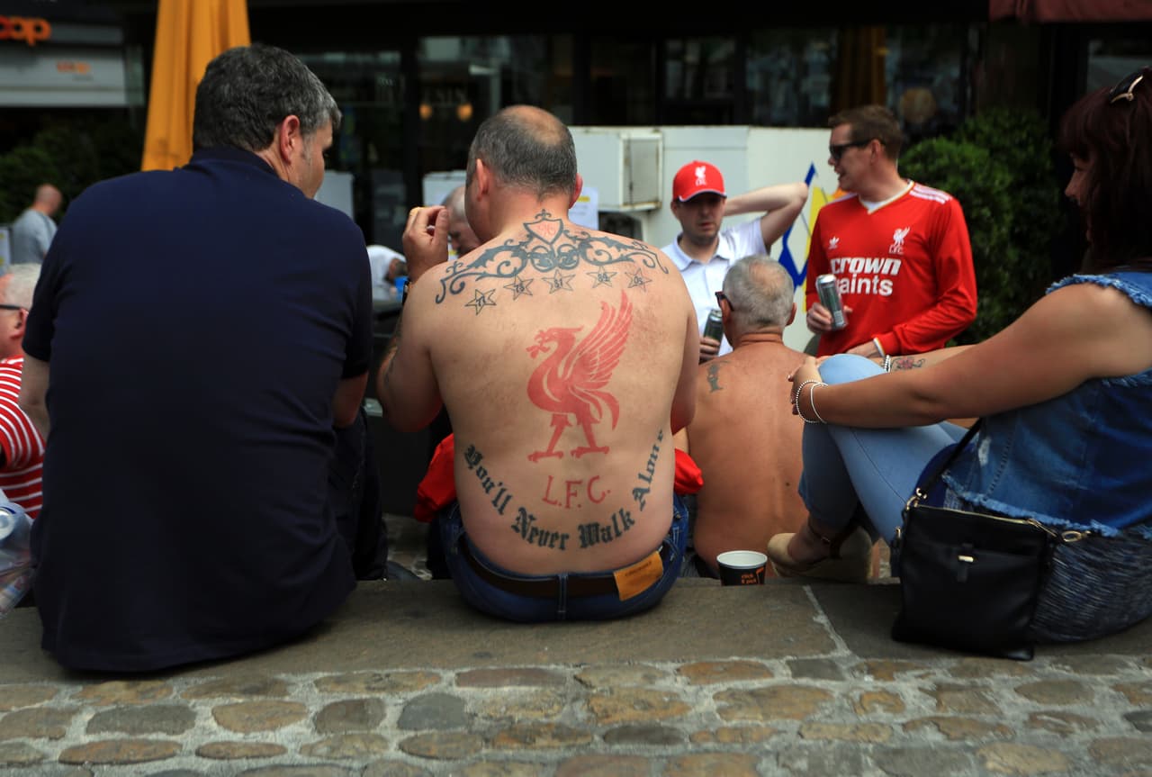 La gente demuestra que lleva tatuada en la piel los colores de su equipo.