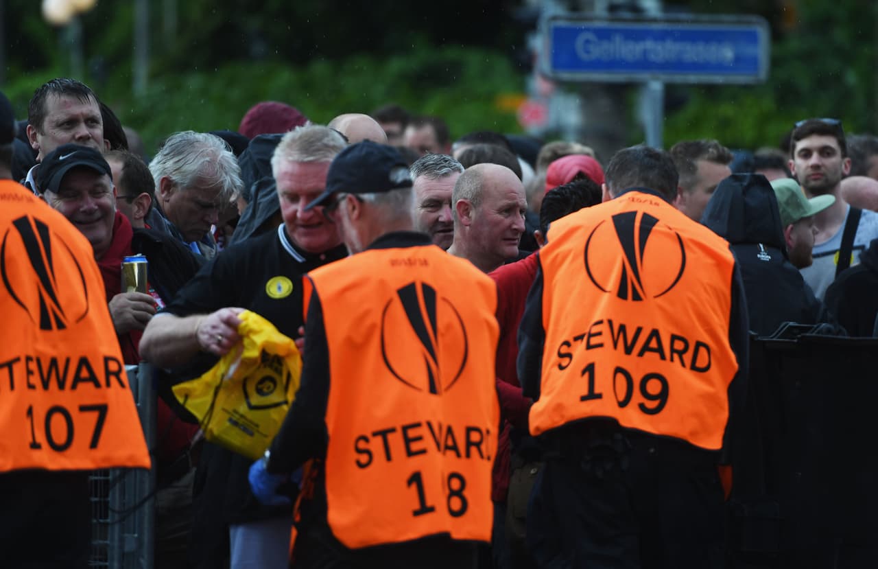 Los retenes afuera del estadio custodiaban la seguridad de los aficionados previo al partido.