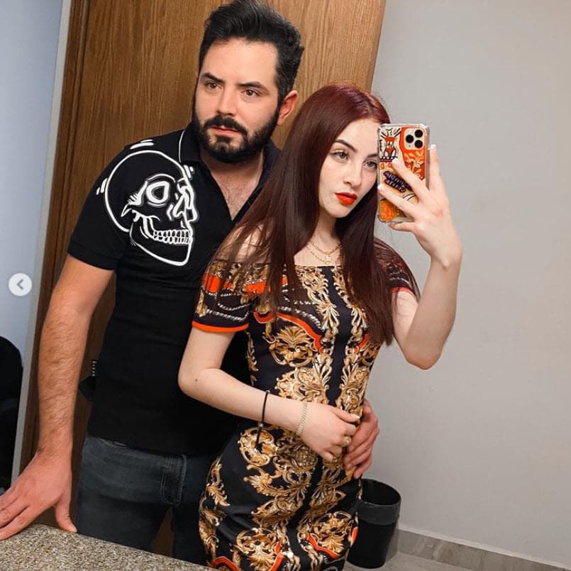 Sin embargo, la modelo sí comparte videos y fotografías al lado del actor, de 29 años, en su perfil de Instagram.
<br>