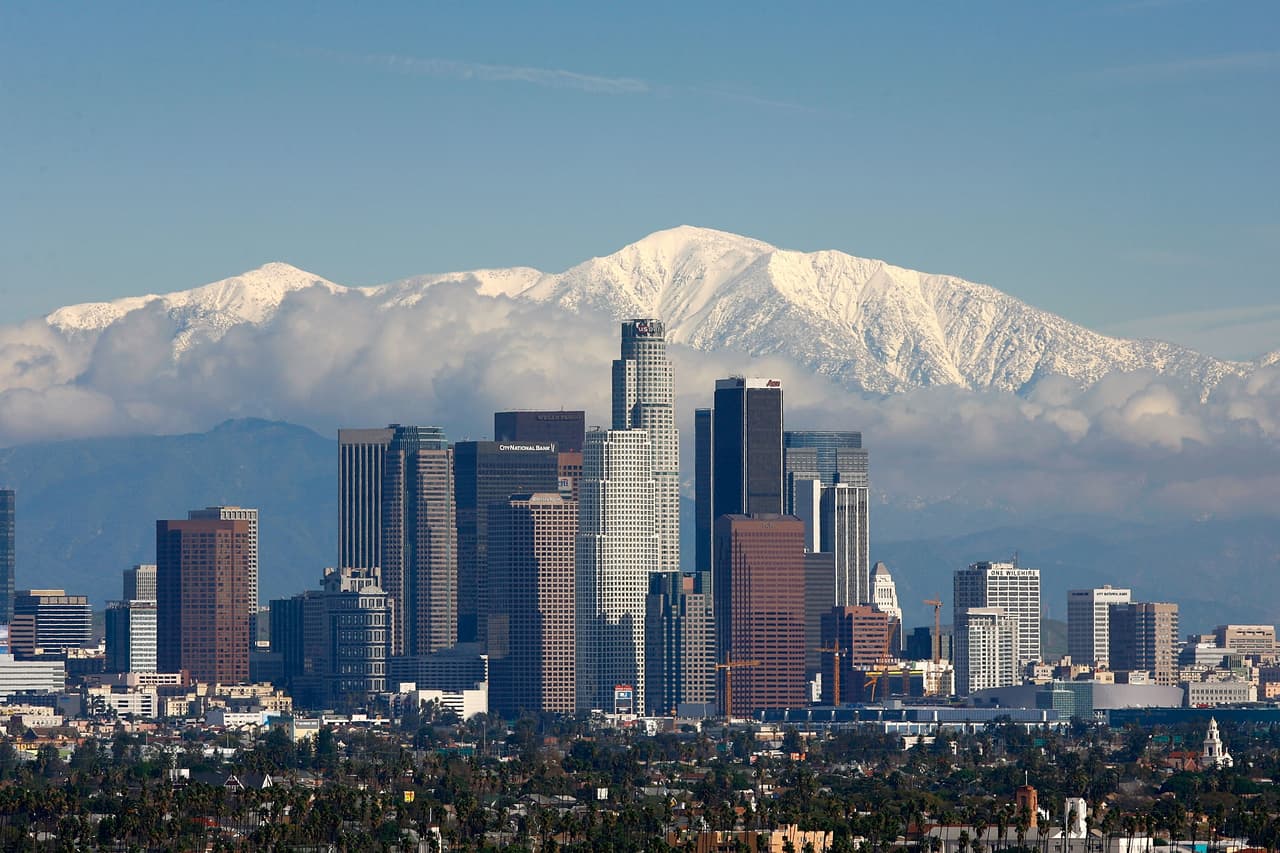 Este impresionante 
<i>skyline</i> de 
<b>Los Ángeles, California </b>muestra el escenario en el que se erige esta ciudad con más de tres millones de habitantes, globalizada como pocas y 
<b>cuna del entretenimiento y cultura popular de EEUU. </b>| Foto: iStock. 
<br>