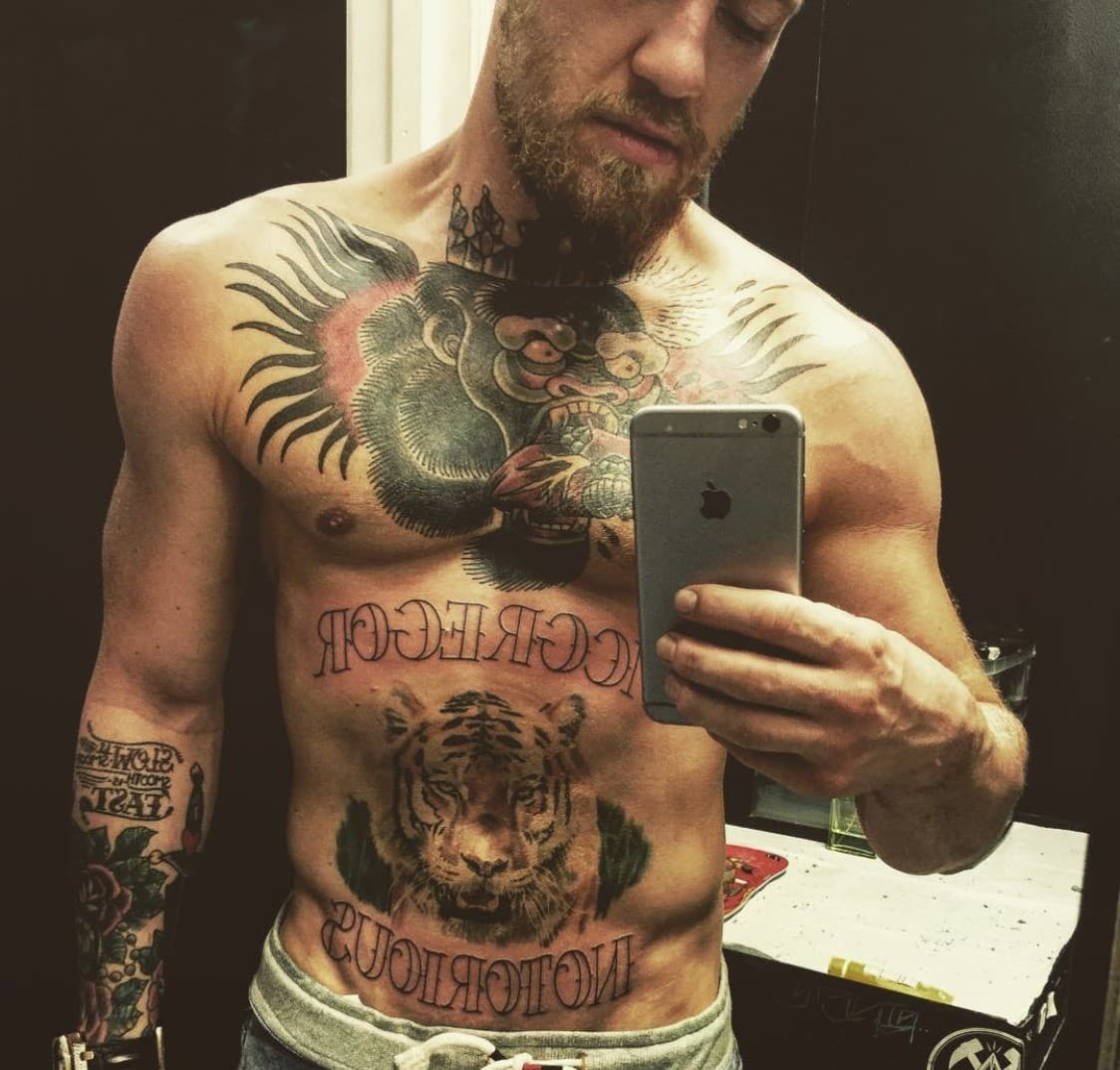 Apellido y Apodo - Conor decidió poner su apellido en la parte superior del tigre e inferior del gorila y su apodo en la parte inferior del tigre.