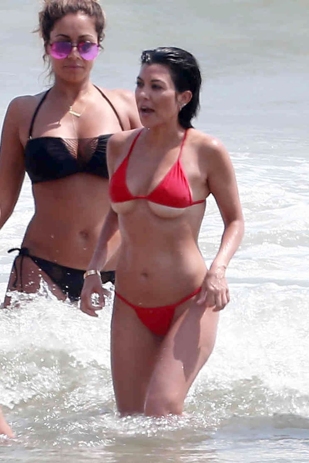 Kim Kardashian pasó el fin de semana del 22 de abril de 2017 en el resort Casa Aramara, en Tulum, México. Allí estuvo en la playa con Stephanie Sheppard, su asistente, mientras tomaba una cerveza. Además, Kourtney Kardashian también estuvo con amigas en el lugar.