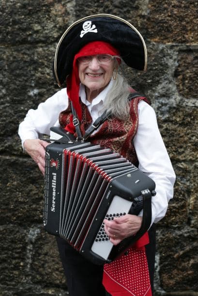 Este hombre salió a las calles con todo y su acordeón.