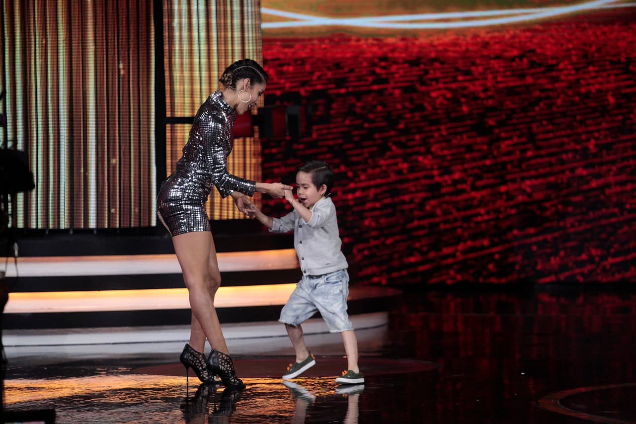 Sin pensarlo, Mateo se acercó a María.