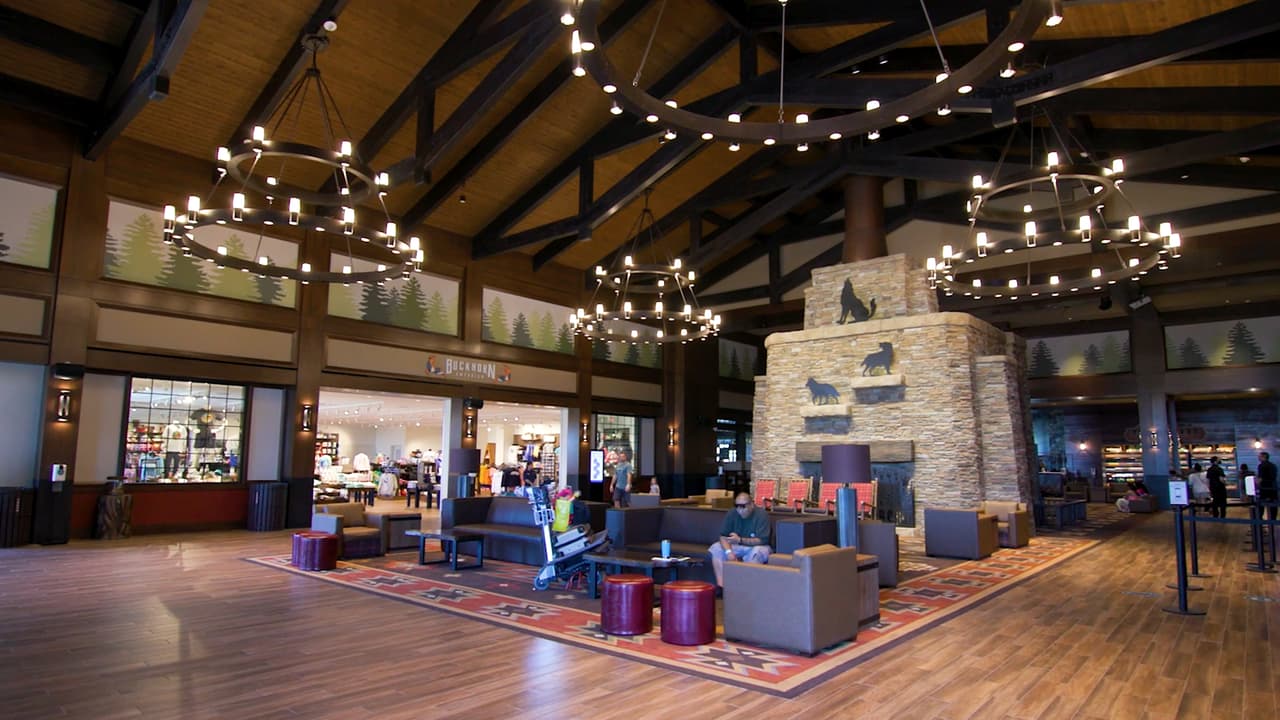 Great Wolf Lodge también es hotel y centro de convenciones, contará con 500 cuartos además del parque acuático cubierto y al aire libre de última generación. Este importante atractivo turístico generará más de 500 puesto de trabajo para la región.