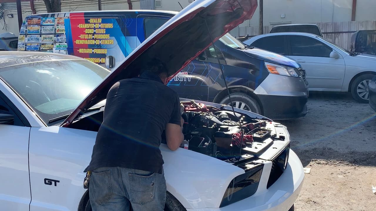“Los carros de antes que usaban carburador si es necesario que los calienten al igual que los carros en diésel”, comentó Alonso Castor, experto en mecánica automotriz.