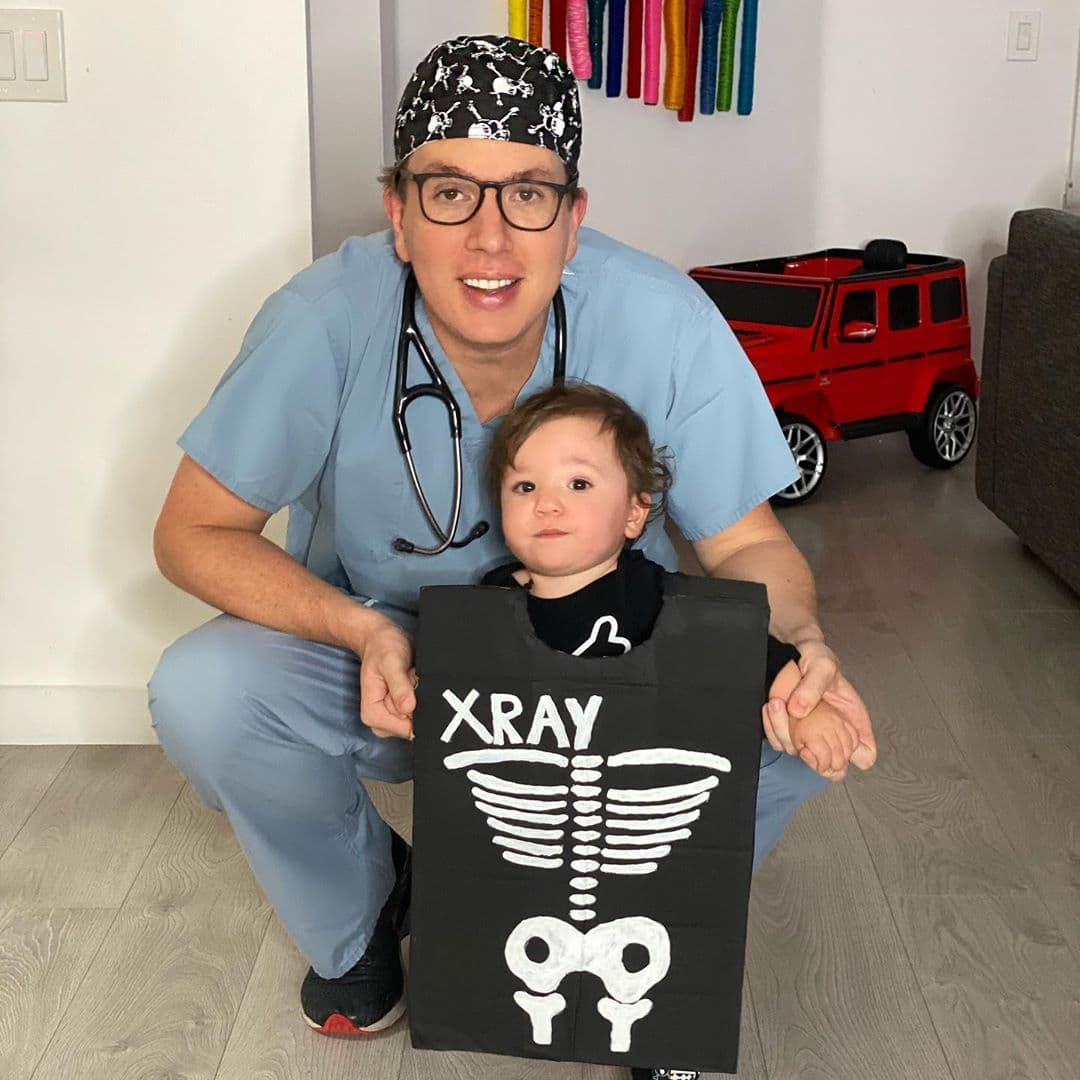 El esposo de Andrea trabaja en el área de la salud, por lo que le fue más fácil conseguir el uniforme. Diego se quedó en pijama y usó una manualidad hecha con cajas y pinturas por sus papás que daba la impresión de una radiografía.