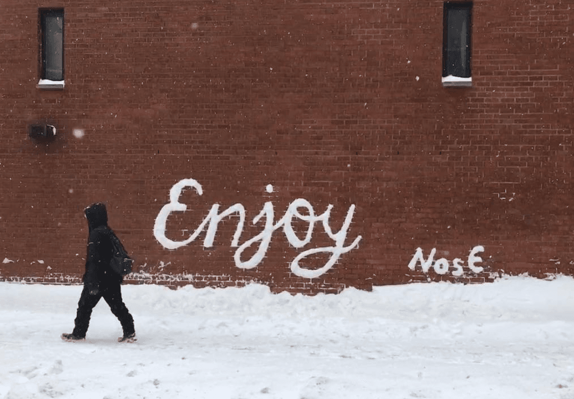 A este artista español le gusta mandar mensajes a residentes de Chicago. Un bonito recordatorio de que hay que disfrutar la vida.