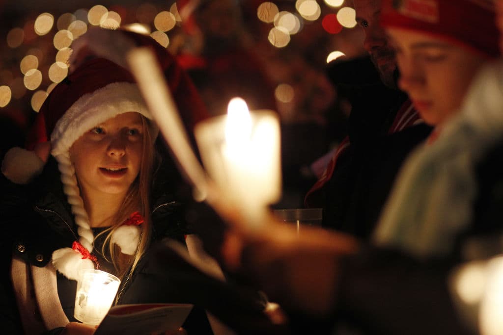 Otros elementos del evento están presentes, como salchichas alemanas y vino con especias caliente y algunos souvenirs del equipo. El souvenir más popular es un libro llamado 'Neunzehn Uhr', que recopila perspectivas de fanáticos del Union Berlin, jóvenes y viejos.