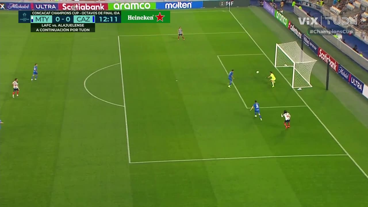 ¡Iba a ser un golazo! Tremendo error de Aceves y Rayados se salvó de milagro