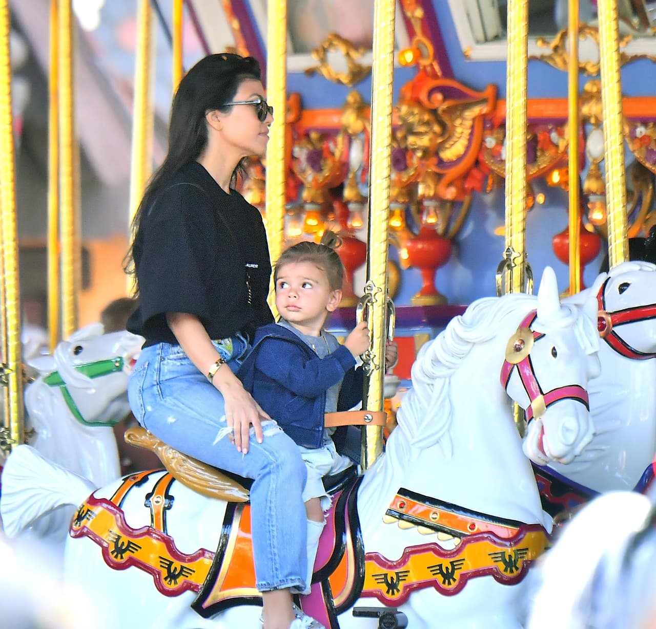 Kourtney, Scott y los chicos disfrutaron de juegos clásicos como 'It's A Small World', 'Thunder Mountain', 'Dumbo' y 'Mr Toad's Wild Adventure'.