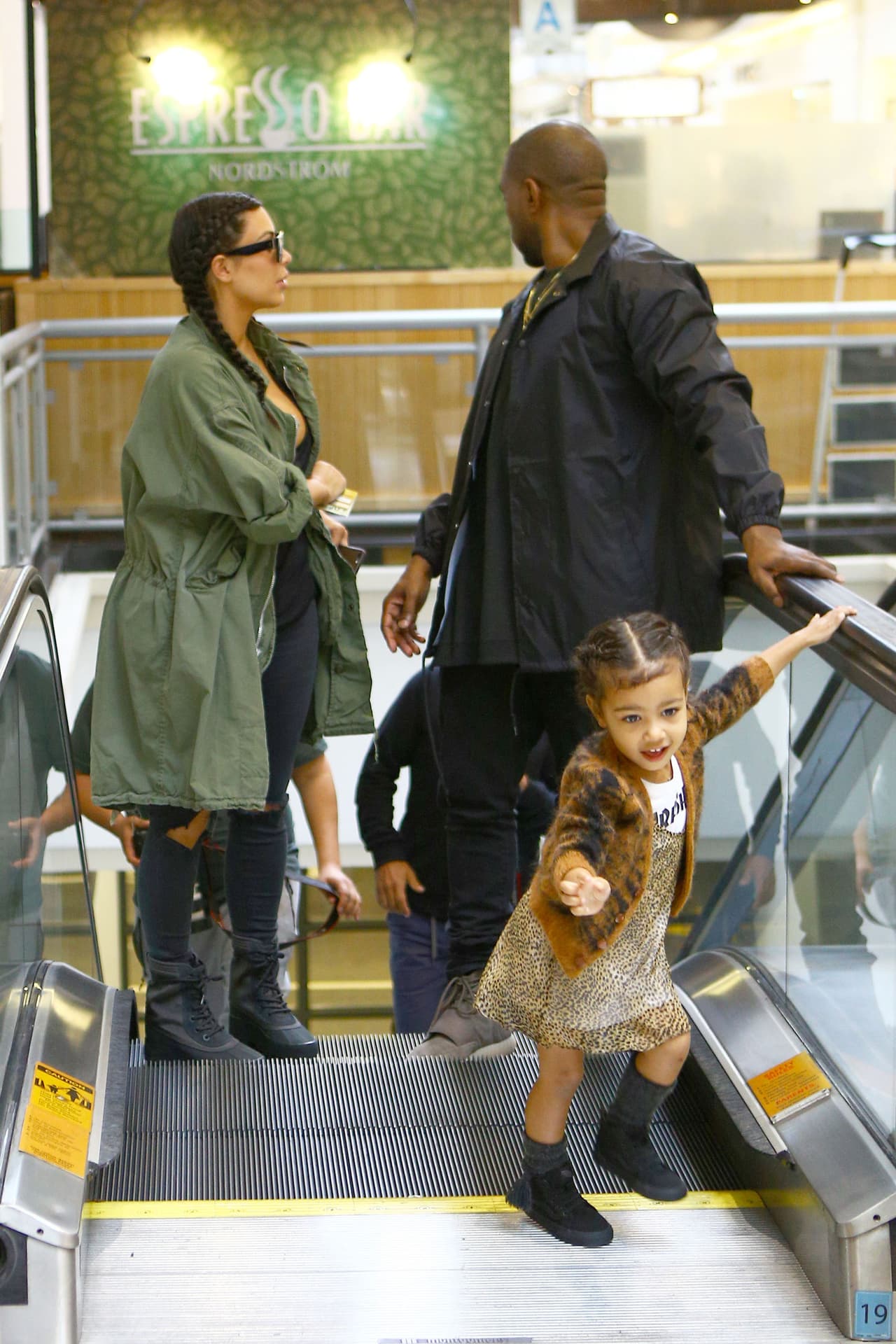 Nori salió corriendo solita de las escaleras.