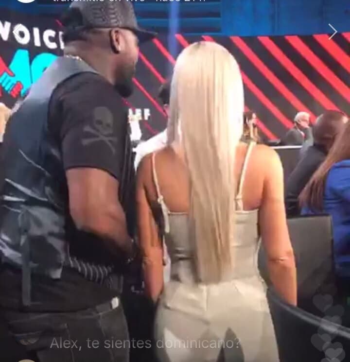 El que se encargó de cuidarle literalmente las espaldas fue Alex Rodríguez, el novio de Jennifer Lopez quien transmitió en vivo cerca de 20 minutos durante los que no se despegó ni un segundo de Kim.