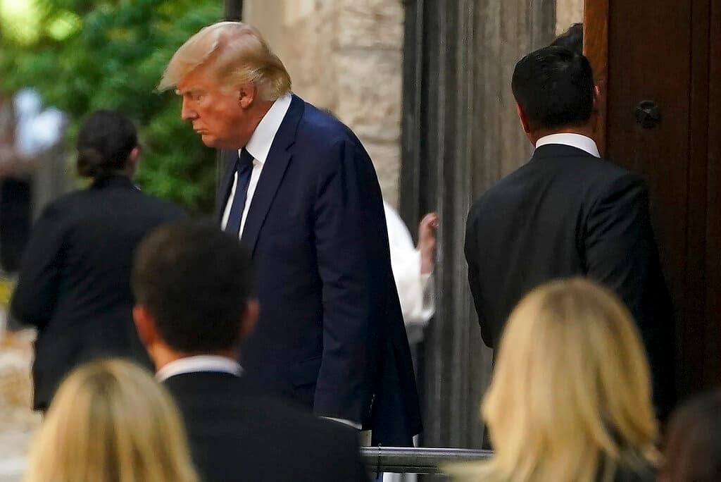 Ivana, que decidió quedarse con el apellido de su primer marido, desarrolló a partir de entonces una carrera polivalente en la que lanzó líneas de ropa, joyas y productos de belleza, escribió varios libros y colaboró en revistas.