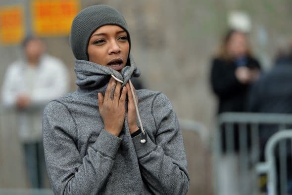 El derrumbe de dos edificios en el barrio de Harlem se debió a una explosión por una fuga de gas y confirmó al menos dos muertos, 18 heridos y varias personas desaparecidas. "La tragedia se originó por una explosión de gas y sabemos que hemos perdido a dos personas y que hay 18 heridos de diversa consideración y varias personas desaparecidas", dijo el alcalde de Nueva York, Bill de Blasio en una conferencia de prensa junto al lugar del siniestro. De Blasio detalló que las autoridades procederán a buscar entre los escombros una vez que los bomberos controlen el incendio, tras explicar que quince minutos antes de la explosión un vecino llamó a la empresa ConEdison para alertar de una fuga de gas