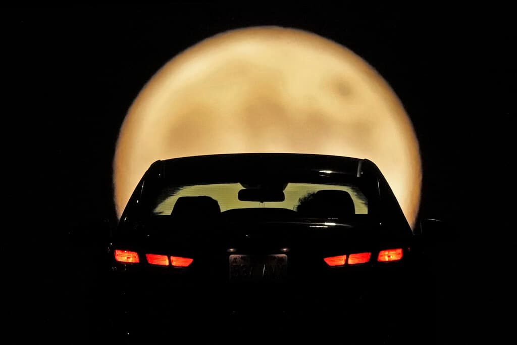 La silueta de un automóvil contra la 'Luna del cazador' captada en Shawnee, Kansas.
<b>Mira también:</b>
<a href="https://www.univision.com/noticias/medio-ambiente/eclipse-lunar-parcial-mas-largo-fotos-fotos">En fotos: impresionantes imágenes del eclipse lunar parcial más largo.</a>