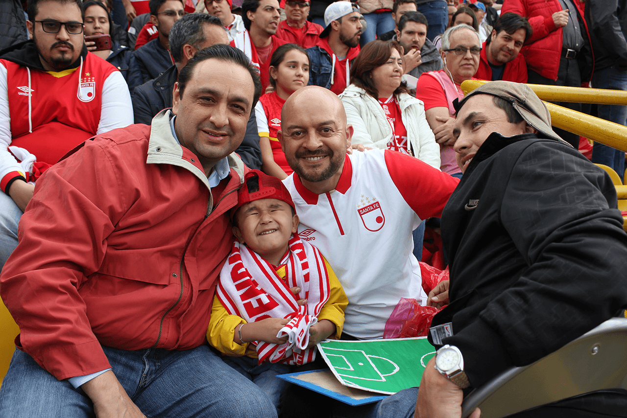Hasta el presentador Jorge Alfredo Vargas (izquierda), famoso hincha de Santa Fe, les pidió una foto a estos hinchas.