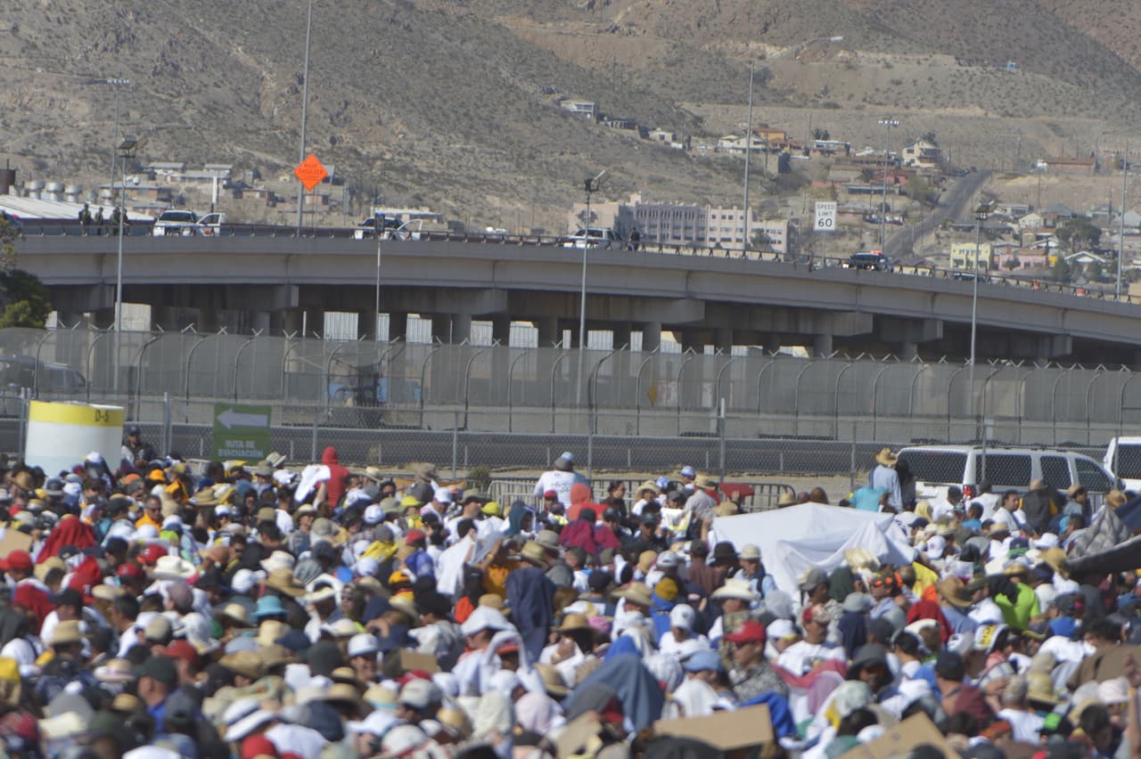 Decenas de personas esperan al papa a lo largo de la frontera entre Texas y México antes de una misa al aire libre en Juárez, México