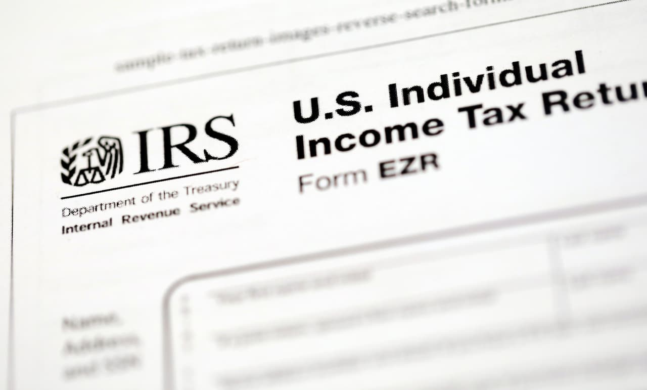 <b>Los formularios W-2 y 1099 deben tener la información correcta |</b> El W-2 incluye tus ingresos por salario y las retenciones de impuestos. Los formularios 1099 son varios e incluyen la información de tus ingresos por intereses, misceláneos y compensaciones del gobierno como por ejemplo los beneficios por desempleo, entre otros.