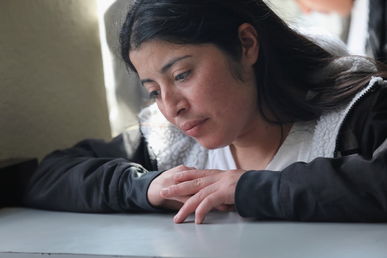 Cómo afrontar el miedo a ser deportado: una psicóloga comparte sus sugerencias 