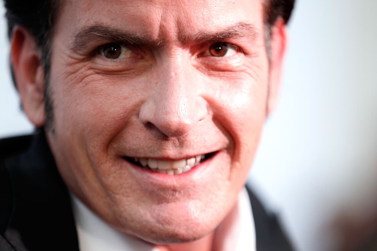 <b>Charlie Sheen, actor.</b> Reconoció públicamente su enfermedad en una entrevista para el programa “Today’ de la cadena NBC en 2015. “Estoy aquí para admitir que, de hecho, soy VIH positivo”. Su médico explicó que los medicamentos antirretrovirales han suprimido el virus de tal manera, que la carga viral ya es muy baja y no es detectable en su sangre.
<br>