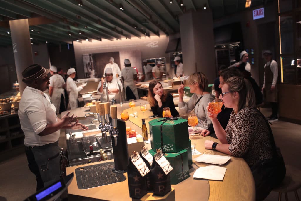 En su interior existe una gran variedad de cafeterías, una panadería y un equipo que tostará más de 200,000 libras de granos de café al año.