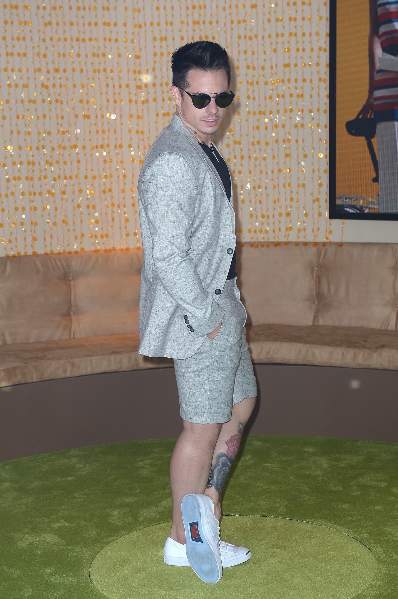 Casper con su inusual pero divertido outfit de shorts en la alfombra de PJ.