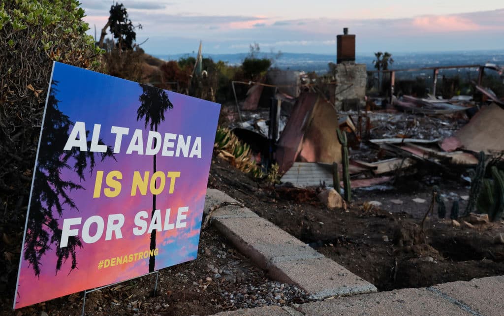 La mayoría de las personas residentes en Altadena apuestan a la rehabilitación y han denunciado que 
<b><a href="https://www.univision.com/local/los-angeles-kmex/inversionistas-buscan-comprar-propiedades-en-altadena-tras-incendios-pero-la-comunidad-resiste" target="_blank">inversionistas les llamaban para comprarles sus propiedades a un costo menor</a></b>. 'Altadena no está en venta', lee uno de los múltiples afiches con la consigna en el área.