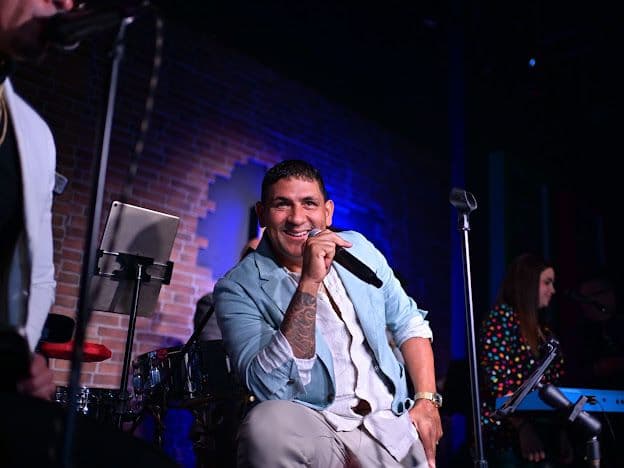 Pa' los salseros y las salseras incluye canciones sobre temas como el romance, la amistad y la pérdida, destacando "Recordaré tu sonrisa," dedicada a su madre.