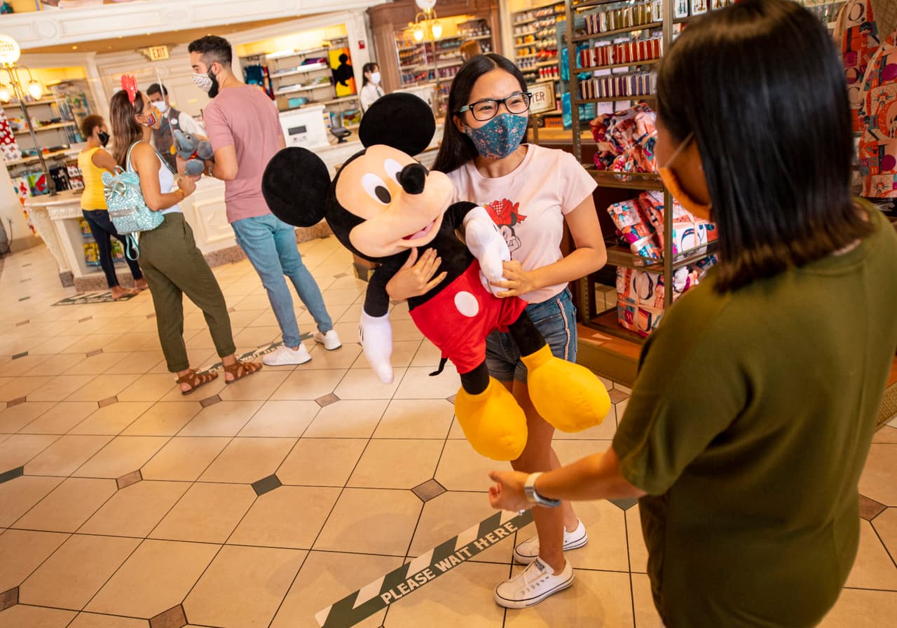 Además, deben cumplir las mismas medidas dentro de los hoteles y tiendas de Disney.