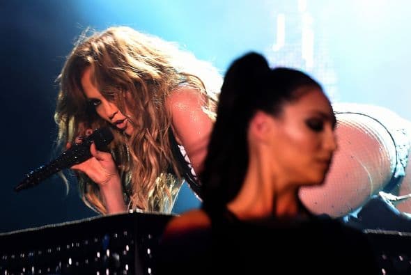 Jenni no paró de tirarse sobre el escenario para realizar sensuales movimientos como una serpiente.