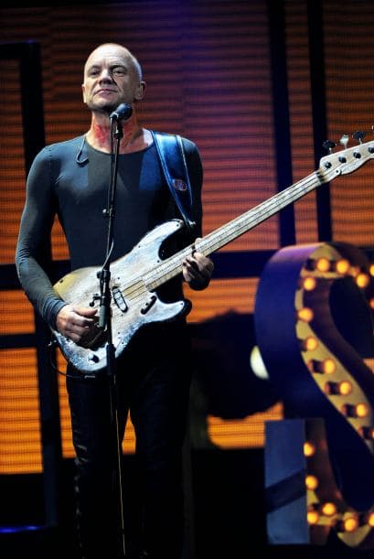 STING- Este músico británico compró una villa por 4 millones de libras (poco más de $6 millones) en la que se dedica a administrar los viñedos que posee en la región de la Toscana italiana. El viñedo de Sting lanzó este 2011 su primera producción de 30 mil botellas de vino bajo técnicas orgánicas, reportó El Universal.