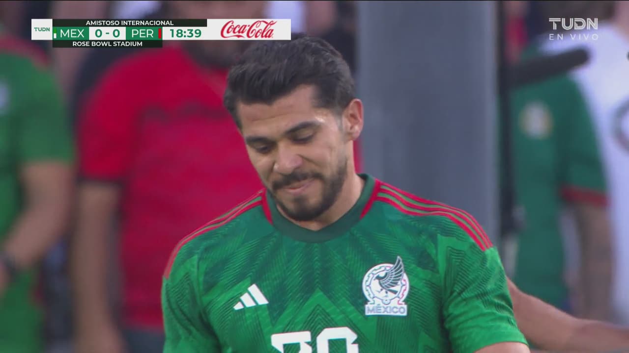 ¡El Tri presiona! Cabezazo de Henry Martín que se va desviado