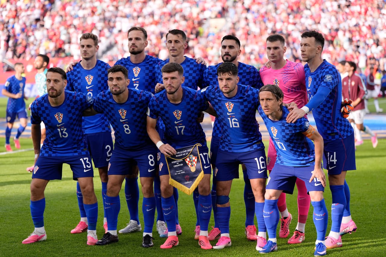 El once inicial de Croacia posa para una foto de equipo antes del partido de la fase de dieciseisavos de final de la Copa del Mundo de fútbol entre Portugal y Croacia en Toronto, el jueves 2 de julio de 2026.