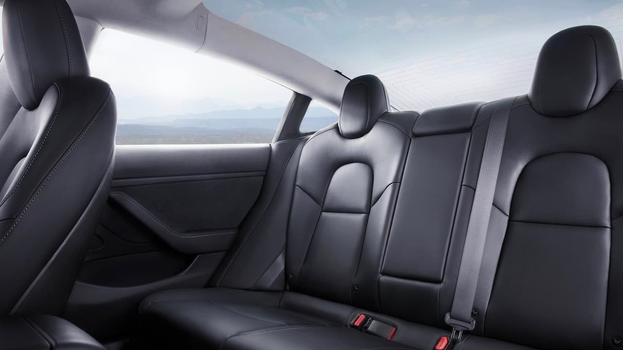 La cabina del Tesla Model 3 es tremendamente amplia para un auto compacto.