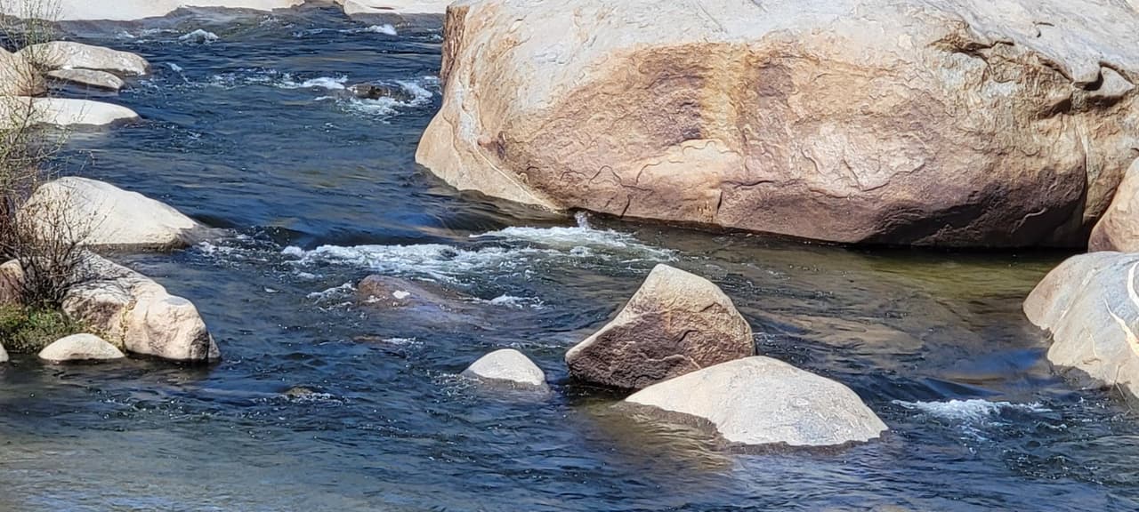 Escapa de la corriente nadando paralelo a la orilla. Cuando esté libre de la corriente, nade alejándose de la corriente. Si sientes que no puedes llegar a la orilla, llama la atención mirando hacia la orilla y pidiendo ayuda.