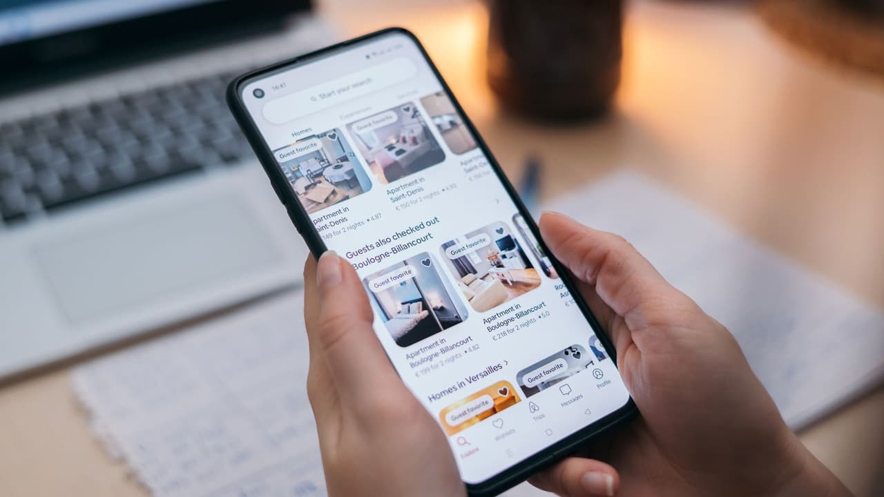 <h3 class="cms-H3-H3">Costos invisibles 💰</h3> Quien piense que son 750 dólares “fáciles” 
<b>debe hacer las cuentas completas.</b> 
<br>Limpieza, desgaste del inmueble, seguros, reglas, estacionamiento y posibles quejas vecinales forman parte del paquete. 
<br>El incentivo puede ser atractivo en un evento que elevará la demanda y los precios, 
<b>pero no convierte a nadie en hotelero de la noche a la mañana. </b>
<br>👉🏻 
<b>La decisión es simple en teoría:</b> confirmar elegibilidad, revisar normas municipales y calcular costos reales antes de publicar. 
<br>El Mundial dura semanas, 
<b>las consecuencias de un mal manejo pueden durar mucho más.</b>