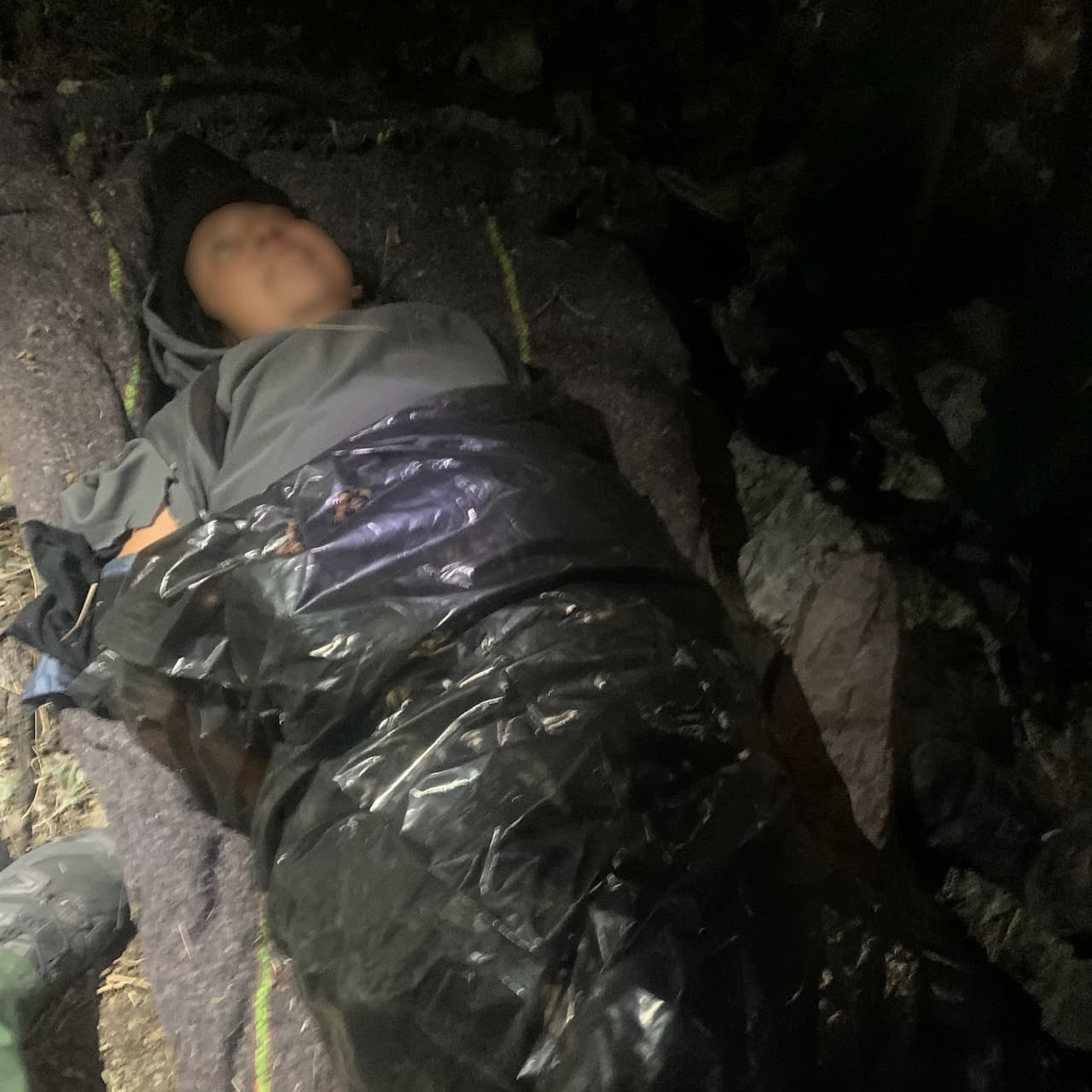 Una mujer que se encontraba en grave estado de deshidratación y luchaba por mantenerse consciente fue rescatada junto a tres 3 migrantes en las montañas de Huachuca. Un equipo de rescate de la Patrulla Fronteriza fue activado luego de que los migrantes se comunicaron con el 9-1-1. Un agente certificado por EMT brindó ayuda antes de que la trasladaran a un centro médico.