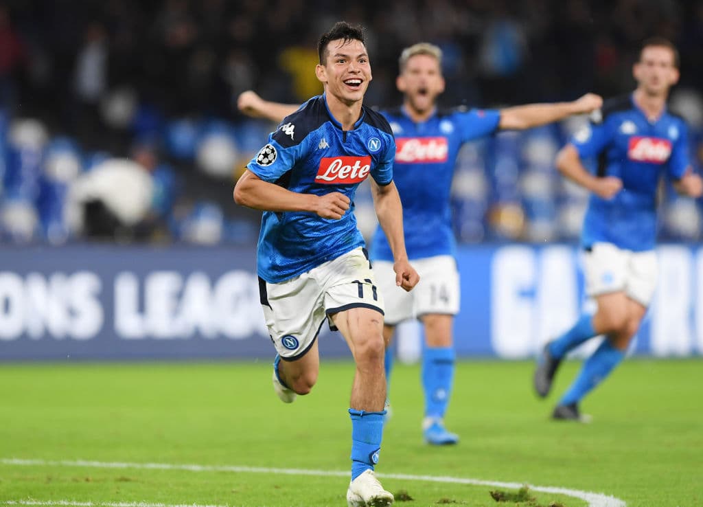 Hirving Lozano encuentra un hueco para que su disparo entre pegado al poste y empate el partido para el Napoli.